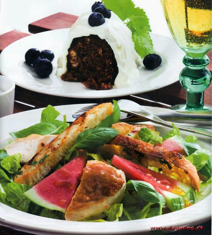 Salat med grillstegt kylling og chokoladekage med blåbær