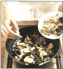 Cassoulet af pighvar med forskellige svampe