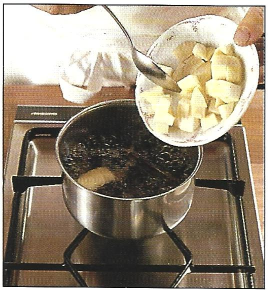 Mandelfyldte pandekager med æble-sveske-kompot og vaniljeparfait