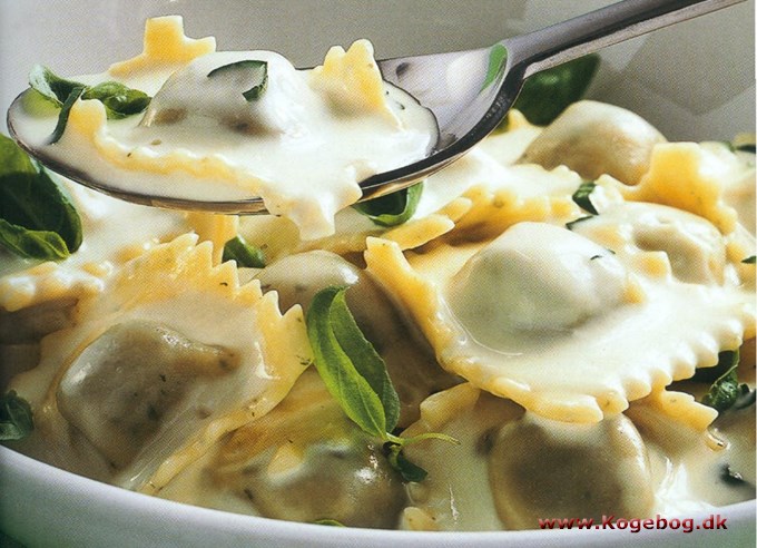 Ravioli med basilikum-flødesauce - opskrift fra Kogebog.dk